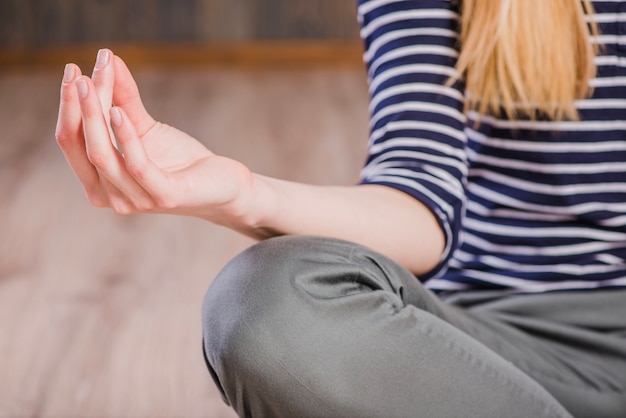 Mano de yoga haciendo mujer