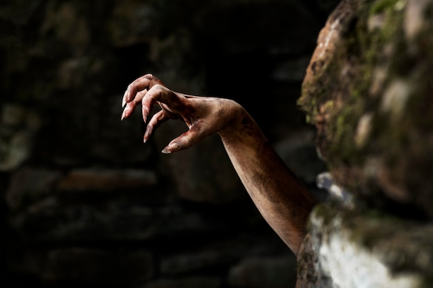 Mano de zombie espeluznante en la naturaleza