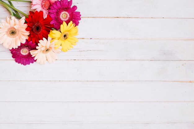 Manojo de coloridas flores diferentes en la mesa