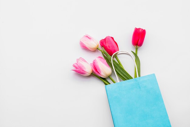 Manojo de flores frescas en el paquete de artesanía azul