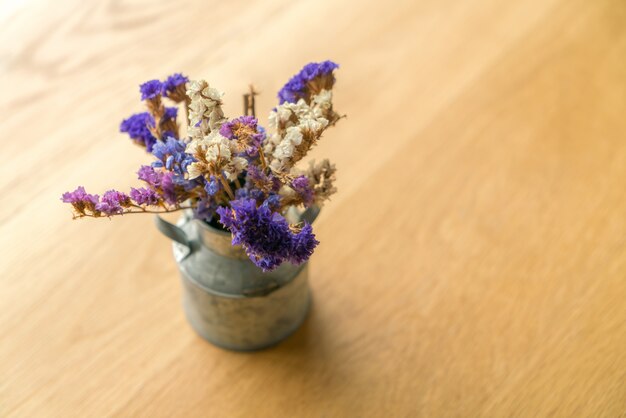 El manojo de hermosas flores en la mesa.