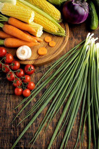 Foto gratuita manojo plano laico de composición de verduras frescas