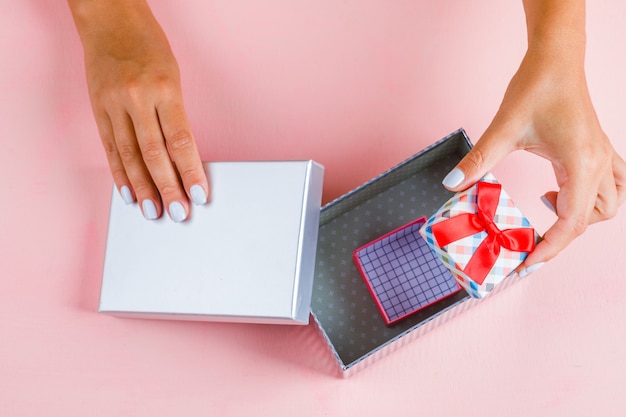 Manos abriendo cajas de regalo vacías