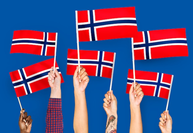 Foto gratuita manos agitando banderas de noruega