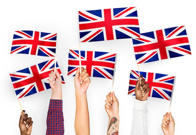 Foto gratuita manos agitando la union jack