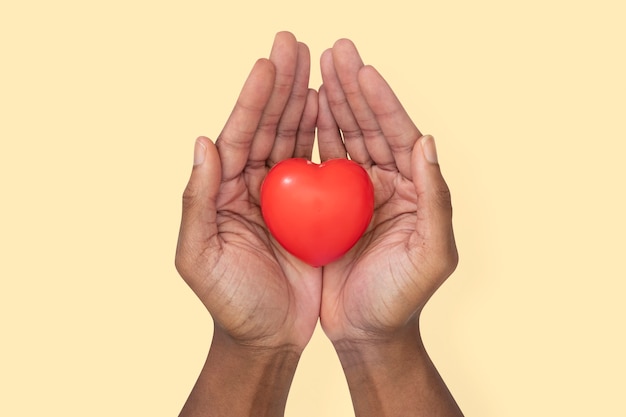 Manos ahuecando el corazón en el concepto de amor y relación