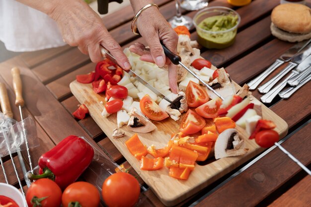 Manos de alto ángulo haciendo brochetas