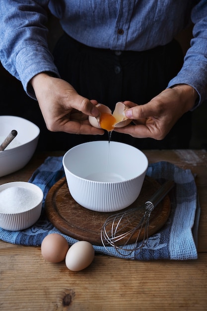 Foto gratuita manos de alto ángulo rompiendo huevos