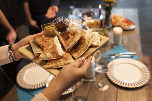 Manos de alto ángulo sosteniendo comida deliciosa