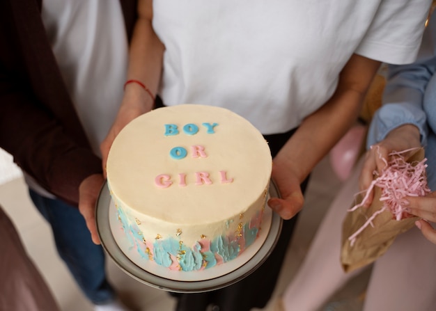 Manos de alto ángulo sosteniendo lindo pastel