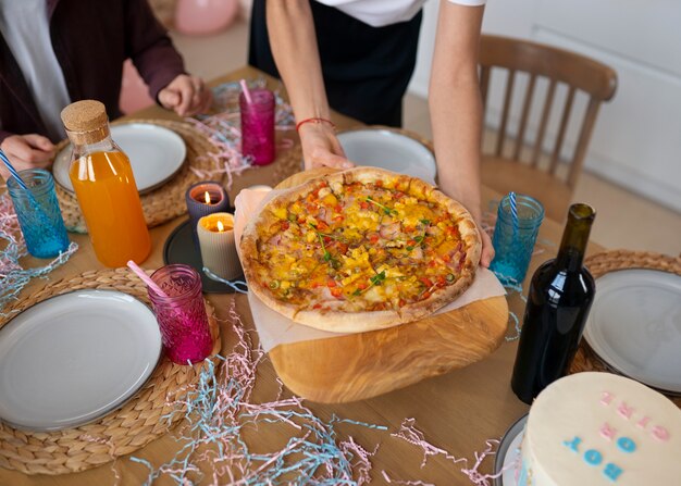 Manos de alto ángulo sosteniendo pizza