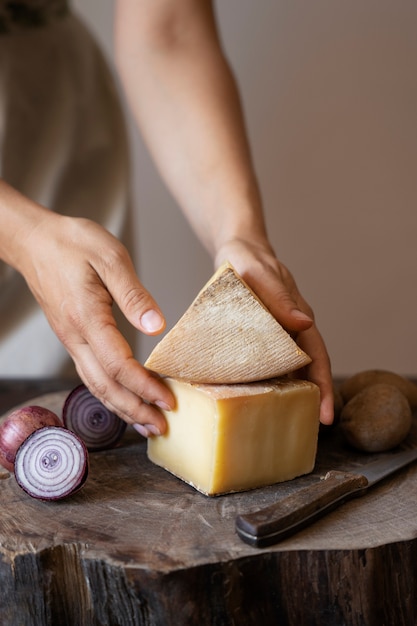 Manos de alto ángulo sosteniendo queso