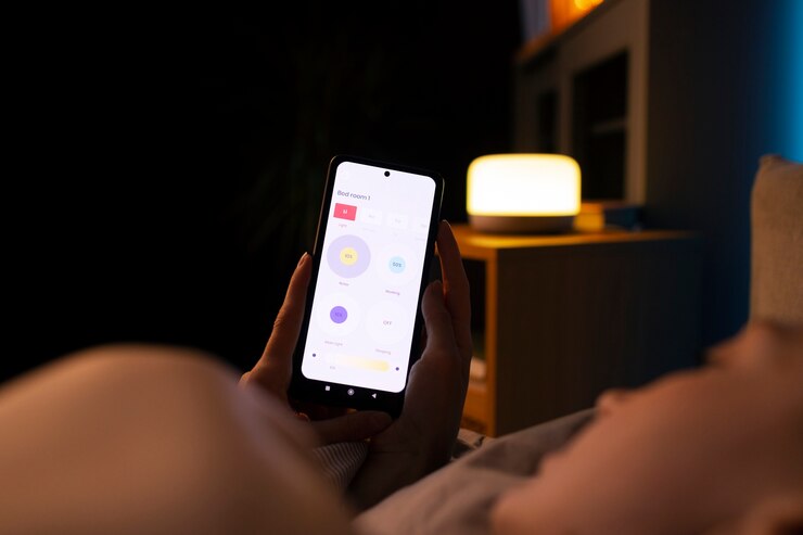 Foto gratuito manos de alto ángulo sosteniendo teléfono inteligente