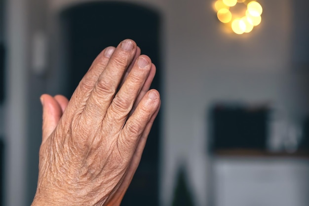 Foto gratuita manos de una anciana dobladas para rezar