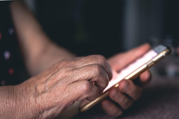 Foto gratuito manos de una anciana sosteniendo un teléfono móvil