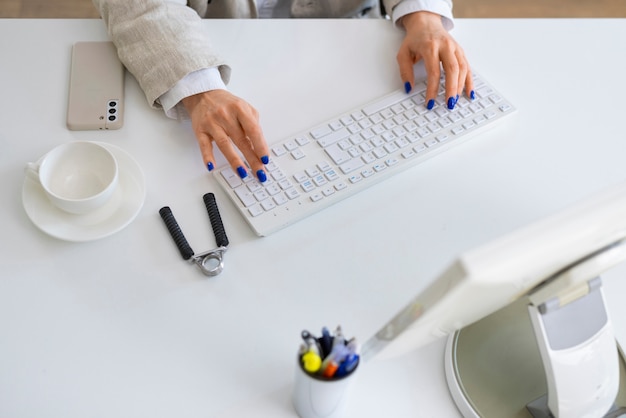 Foto gratuita manos de ángulo alto escribiendo en el teclado