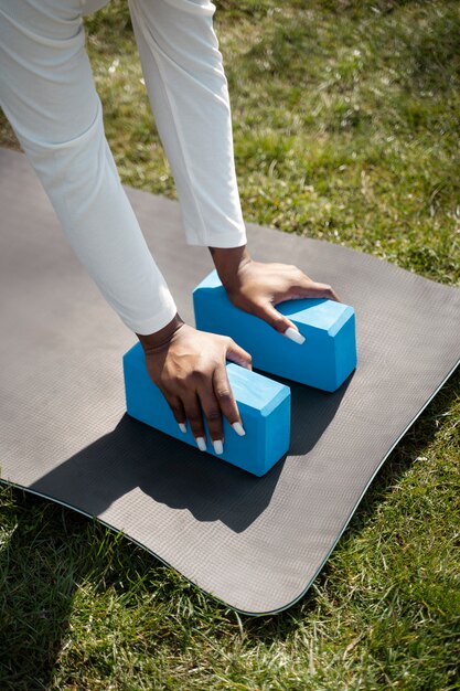 Manos de ángulo alto usando bloques de yoga