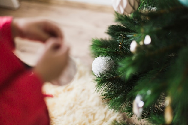 Manos y árbol de navidad