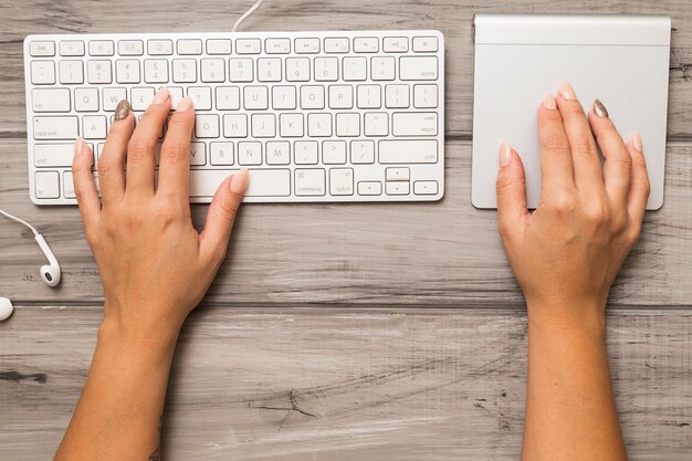 De las manos de arriba usando el teclado y el pad de pista