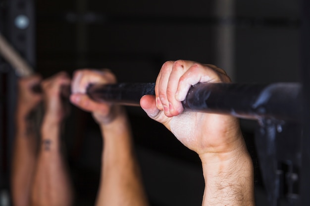 Foto gratuita manos en la barra de pull-up