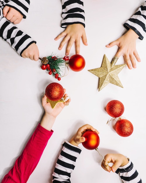 Foto gratuita manos y bolas de navidad