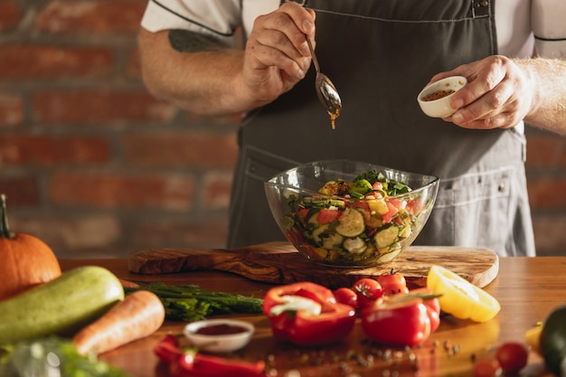 Las manos del chef cortando verduras en su cocina