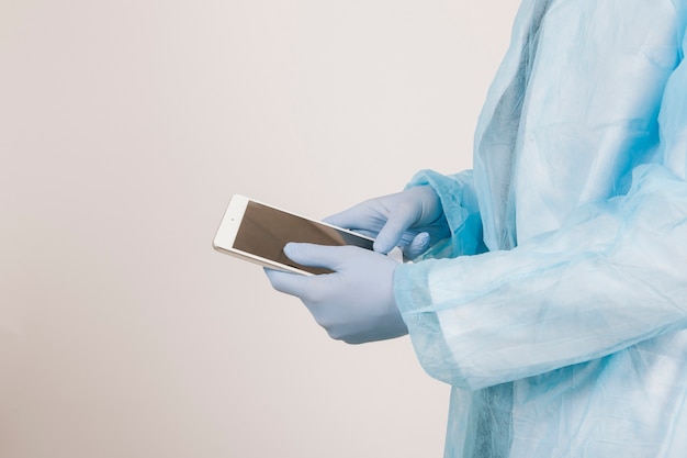 Manos de cirujano trabajando con tablet