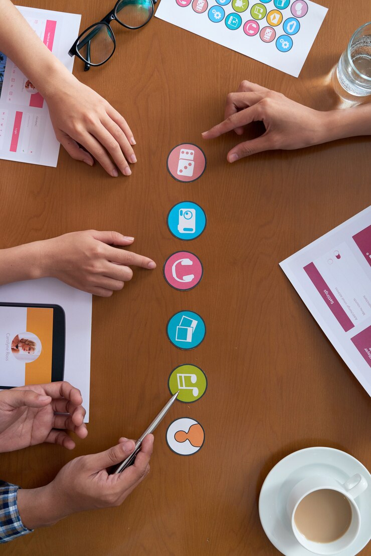 Foto gratuito manos de colegas de trabajo irreconocibles discutiendo iconos para proyecto
