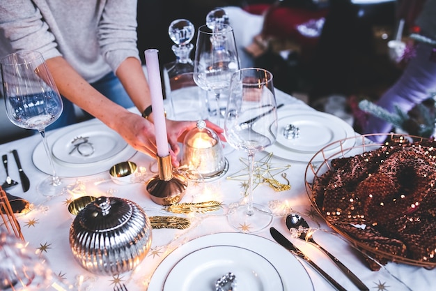 Foto gratuita manos colocando la decoración de una mesa