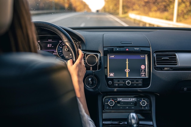 Foto gratuita las manos del conductor de la mujer en el volante dentro del coche