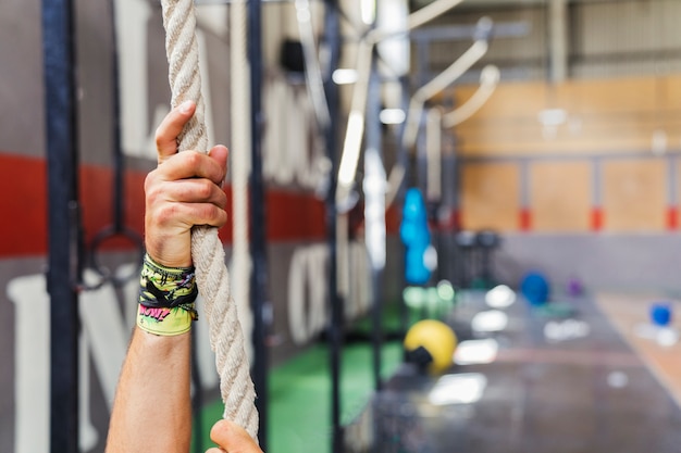 Manos en cuerda en gimnasio