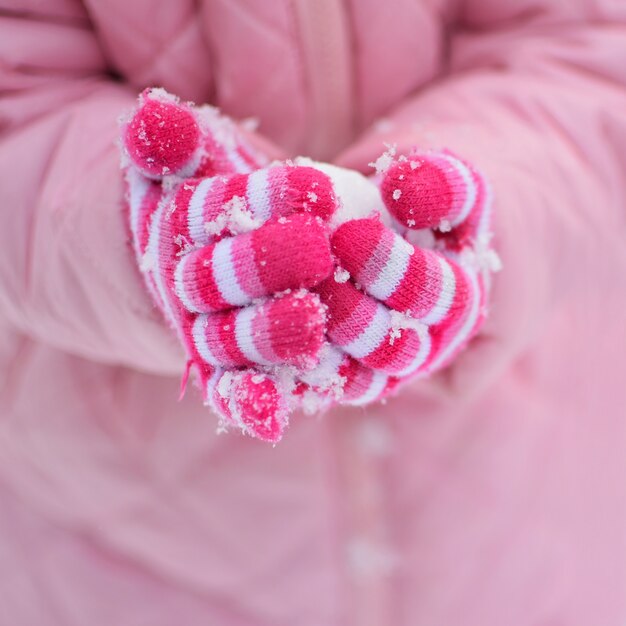 &quot;Manos del cultivo en los guantes que sostienen la bola de nieve&quot;