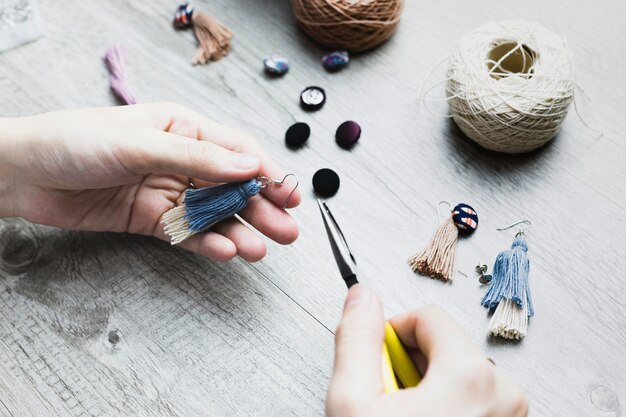 Manos de cultivo haciendo aretes