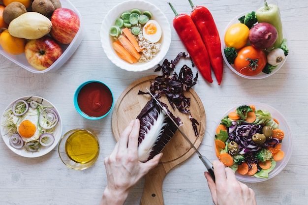 Manos de cultivo haciendo ensalada