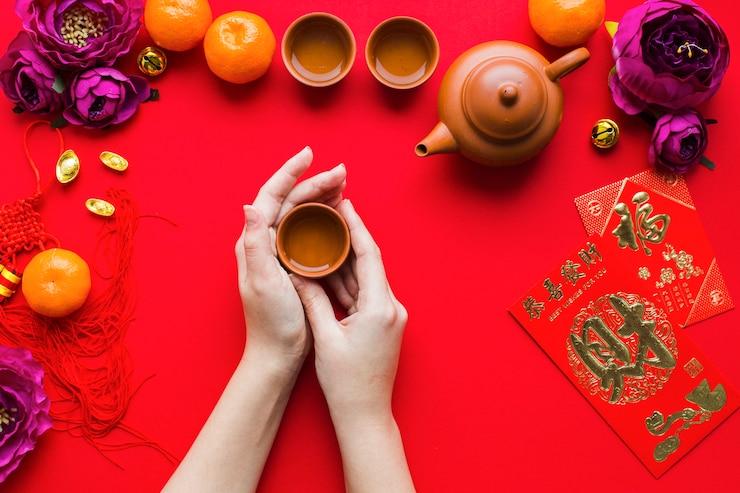 Foto gratuito manos de cultivo sosteniendo la taza de té