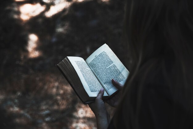 Manos de la dama sosteniendo el libro