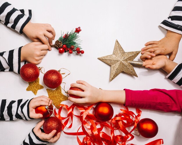 Manos y decoraciones de navidad