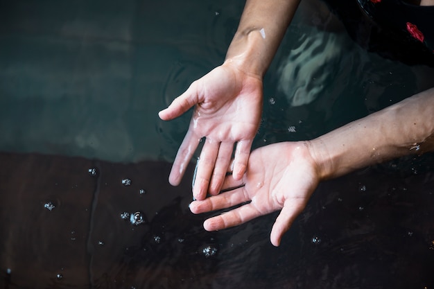 Foto gratuita manos encima de agua en spa