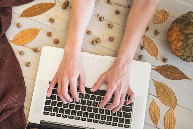 Foto gratuita manos escribiendo en el teclado del ordenador portátil