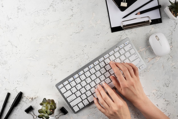 Manos escribiendo en el teclado