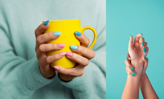 Manos con esmalte de uñas azul y rosa.