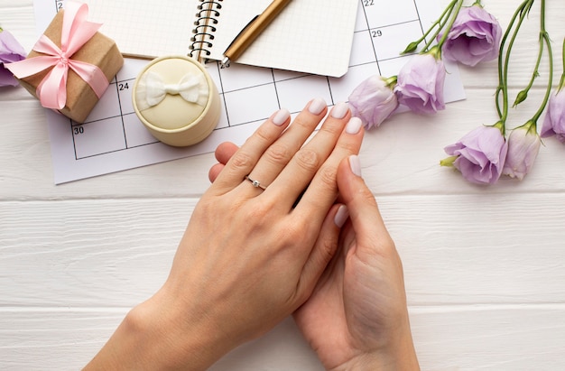 Foto gratuita manos femeninas con anillo