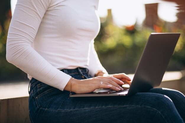 Manos femeninas de cerca escribiendo en la computadora