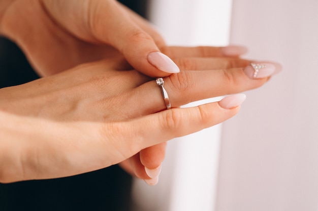 Las manos femeninas se cierran para arriba con el anillo de bodas
