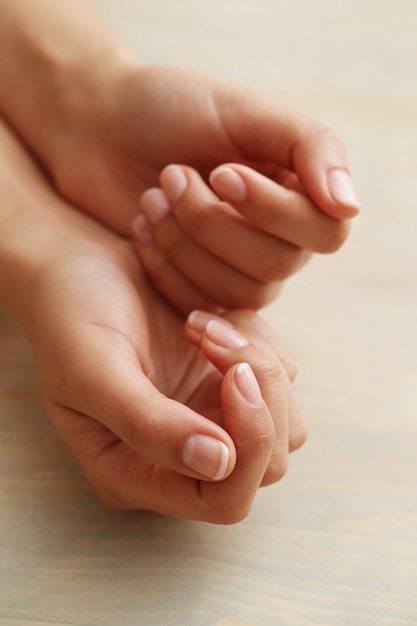 Manos femeninas. Concepto de cuidado de la piel y manicura.