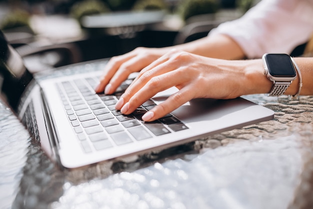 Manos femeninas escribiendo en el teclado de cerca