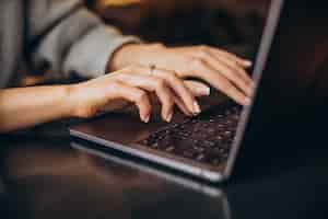 Foto gratuita manos femeninas escribiendo en el teclado de la computadora