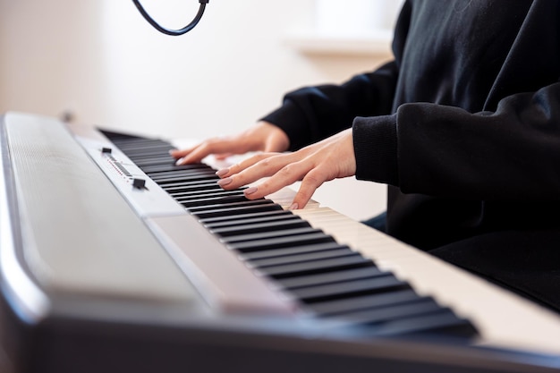 Manos femeninas tocar teclas musicales soft focus