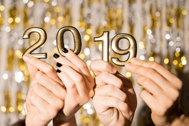 Foto gratuita manos de la gente con números 2019.