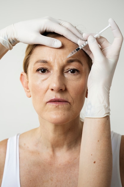 Foto gratuita manos con guantes inyectando mujer